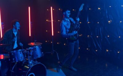 Kaksihenkinen rock-yhtye esiintyy sinipunaisissa lavavaloissa